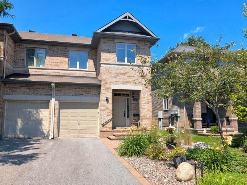 314 Badgeley Avenue, Kanata Lakes - move-in ready end unit townhome for sale
